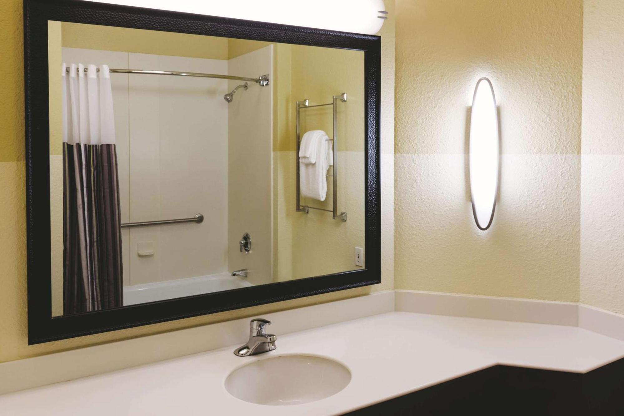 Chambre avec 2 Lits Doubles et Baignoire - Accessible aux Personnes à Mobilité Réduite/Malentendantes - Non-Fumeurs