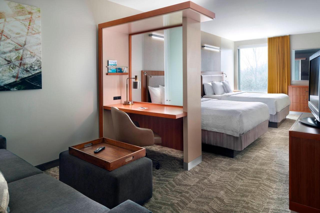 Suite, 2 Queen, Sofa bed Roll-In Shower