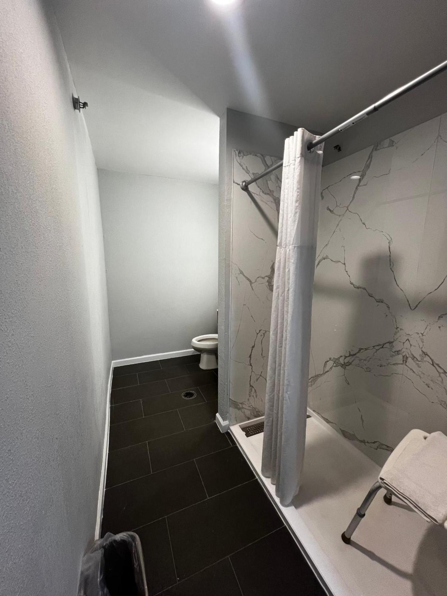 Chambre Lit King-Size avec Douche Accessible en Fauteuil Roulant - Adaptée aux Personnes à Mobilité Réduite - Non-Fumeurs