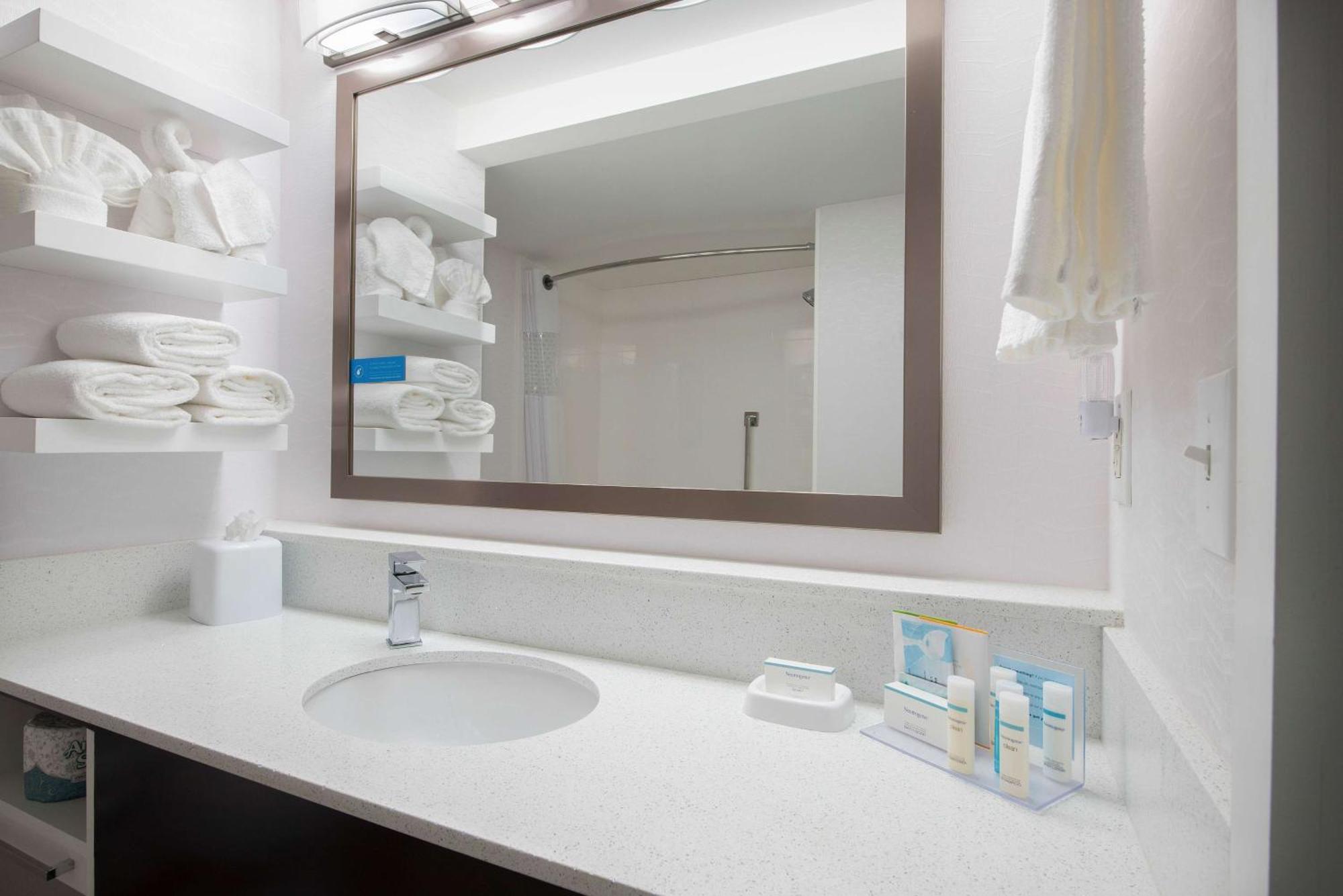Chambre Lit King-Size - Accessible aux Personnes à Mobilité Réduite - Non-Fumeurs