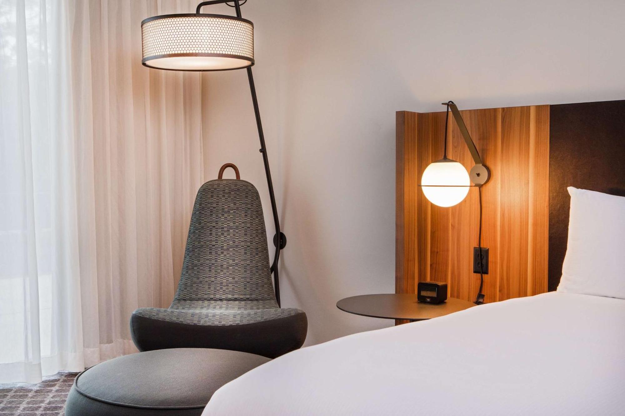 Chambre Lit King-Size - Accessible aux Personnes à Mobilité Réduite/Non-Fumeurs