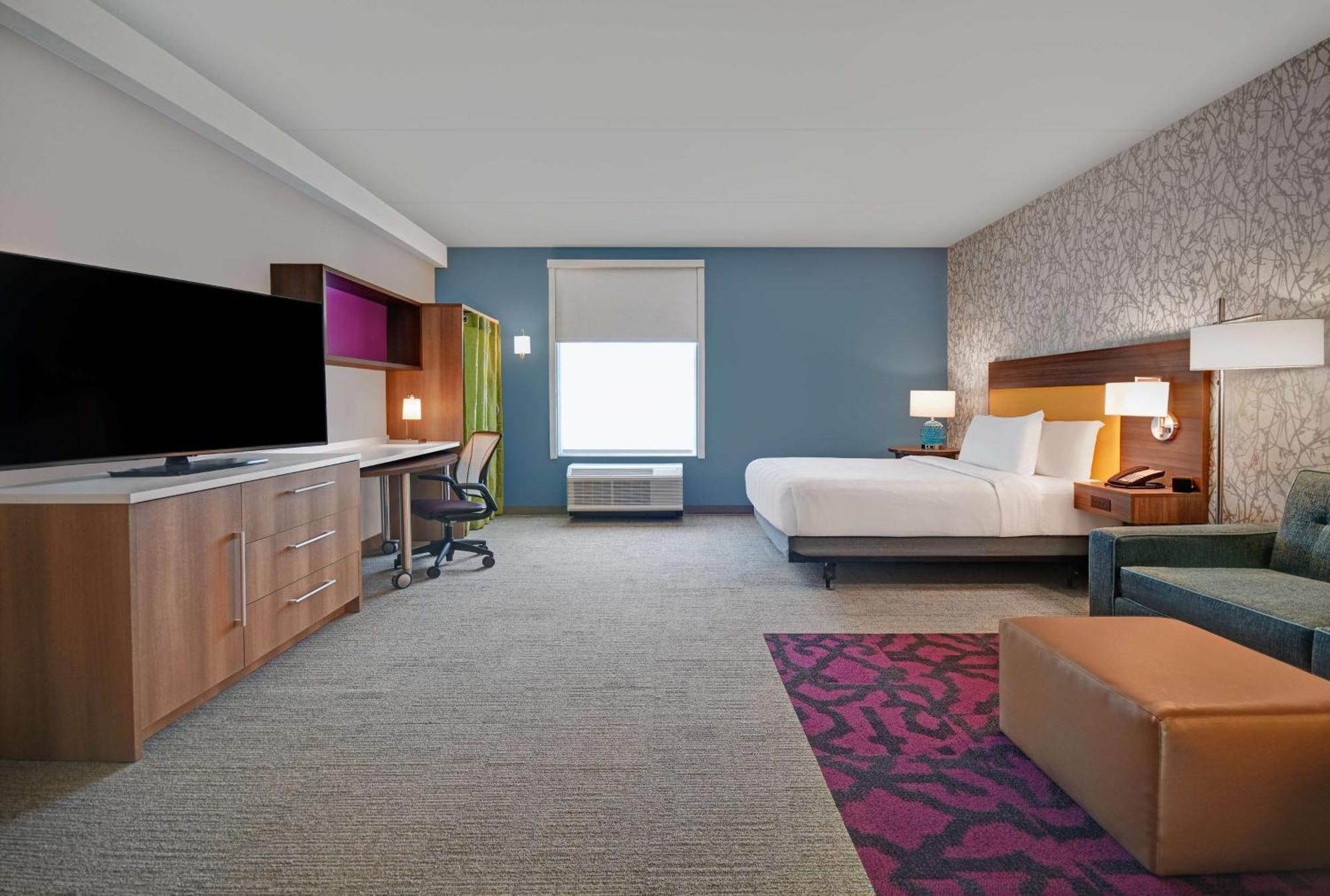 Chambre Lit Queen-Size avec Baignoire - Adaptée aux Personnes Malentendantes