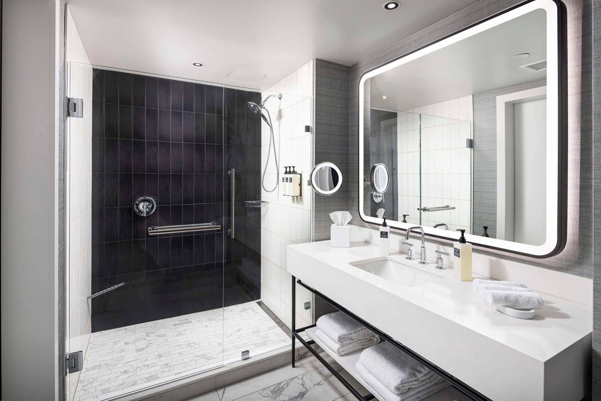 Chambre Lit Queen-Size - Vue sur Ville - Accessible aux Personnes Malentendantes