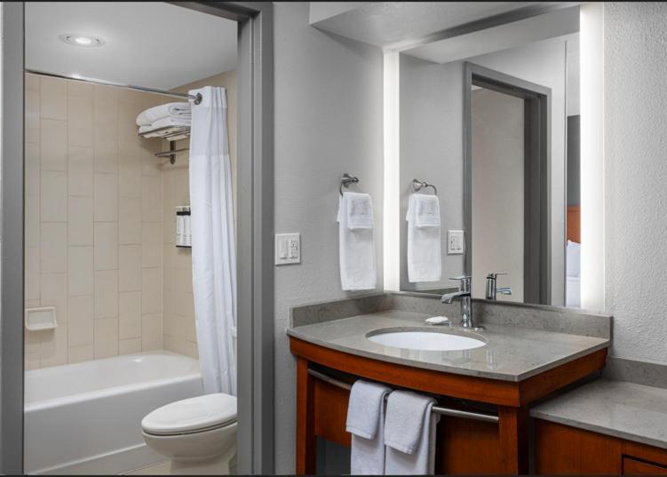 Chambre avec 2 Lits Doubles et Canapé-Lit