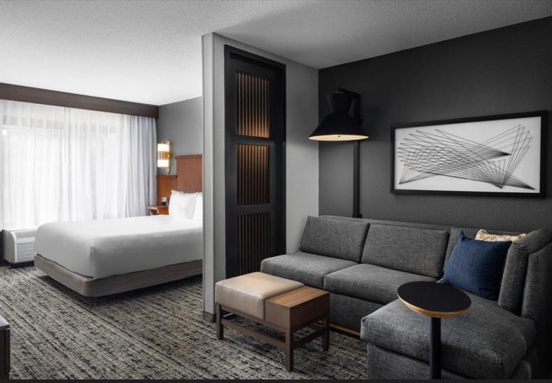 Chambre Lit King-Size pour Personnes à Mobilité Réduite avec Canapé-Lit et Baignoire Adaptée
