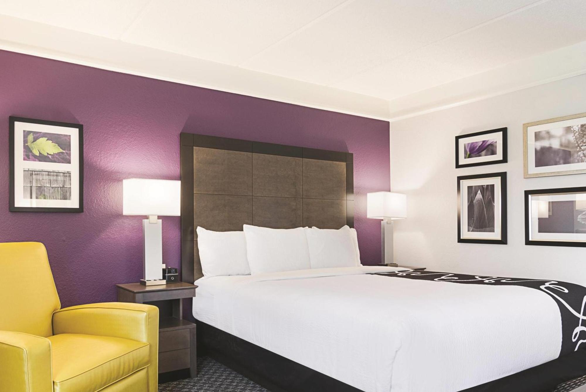 King Room with Bathtub - Mobility/Hearing Accessible - Non-Smoking,1722943949:JPEG